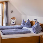 Weingut & Buschenschank Poelzl Guest house