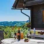 Weingut & Buschenschank Poelzl 게스트하우스 3*