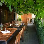 Guest house Weingut & Buschenschank Poelzl Grossklein