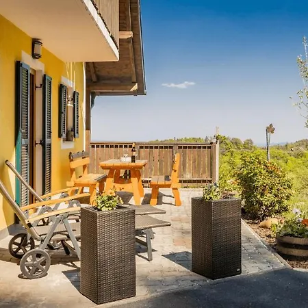 Weingut & Buschenschank Poelzl Guest house Grossklein