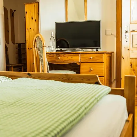 Weingut & Buschenschank Poelzl Guest house *