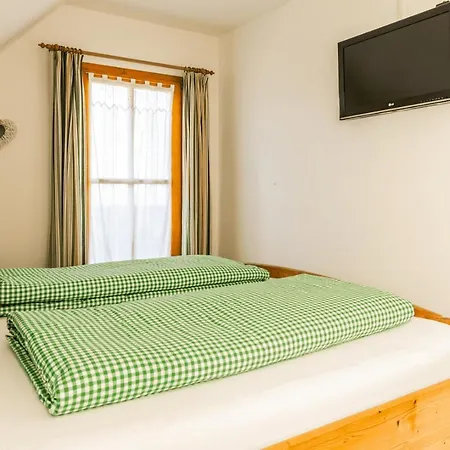 Guest house Weingut & Buschenschank Poelzl Grossklein