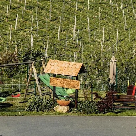 Weingut & Buschenschank Poelzl Konukevi 3*