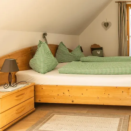 Weingut & Buschenschank Poelzl 3*