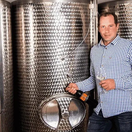 Gasthuis Weingut & Buschenschank Poelzl *