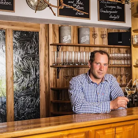 Weingut & Buschenschank Poelzl Gasthuis 3*