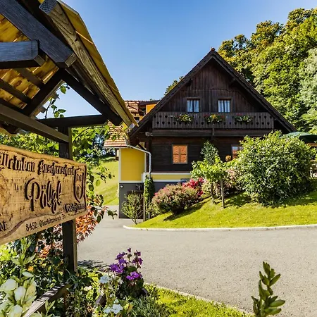 Weingut & Buschenschank Poelzl Gasthuis 3*
