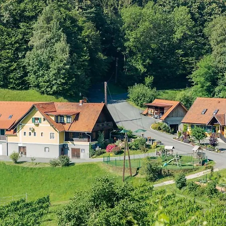 Guest house Weingut & Buschenschank Poelzl Grossklein