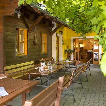 Weingut & Buschenschank Poelzl Gasthuis 3*