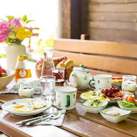 Gasthuis Weingut & Buschenschank Poelzl Großklein