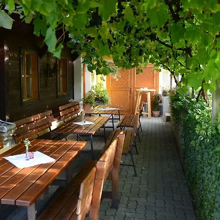 Gasthuis Weingut & Buschenschank Poelzl Großklein