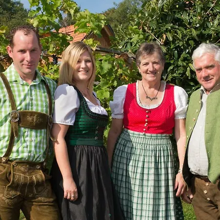 Weingut & Buschenschank Poelzl Guest house
