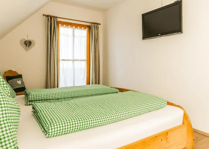 Gasthuis Weingut & Buschenschank Poelzl Großklein