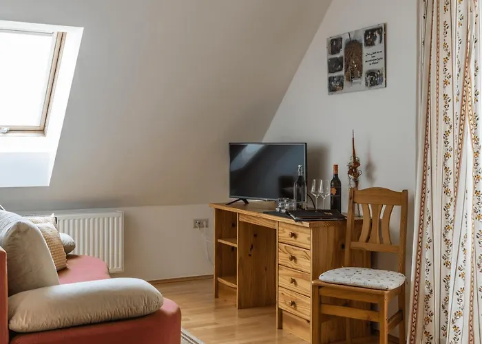 Weingut & Buschenschank Poelzl Guest house 3*