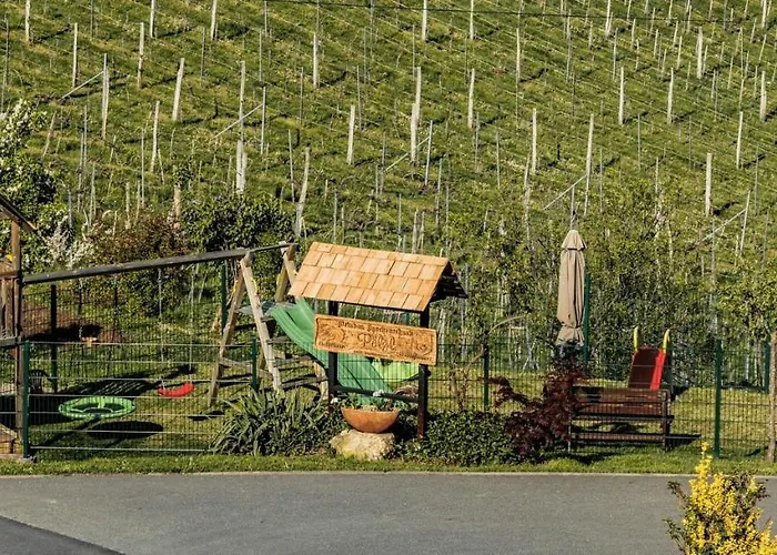 Weingut & Buschenschank Poelzl Gasthuis 3*