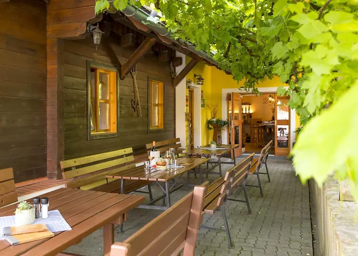 Weingut & Buschenschank Poelzl Gasthuis 3*