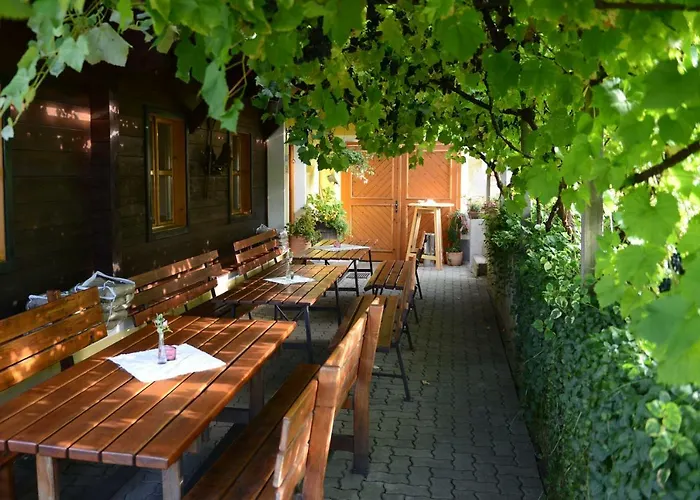 Gasthuis Weingut & Buschenschank Poelzl Großklein